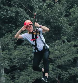 一名男子在森林里滑索