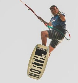 一名男子站在木板上,被绳子拉着