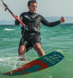 一名男子在水中冲浪