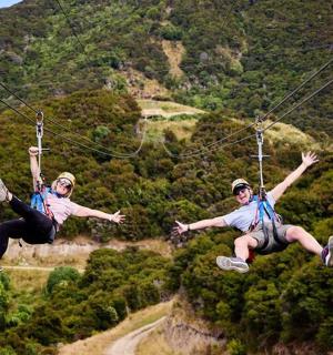 两个人在滑索上跳跃