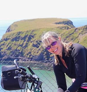 žena stojí vedle motorky