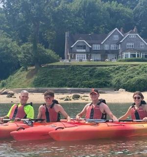 eine Gruppe von Menschen in einem Paddelboot auf dem Wasser