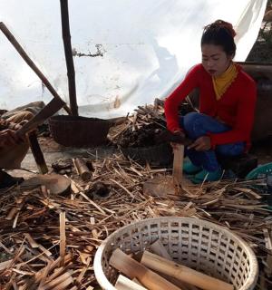 一男一女坐在一堆木头上