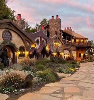 一栋大房子，前面有一条小路