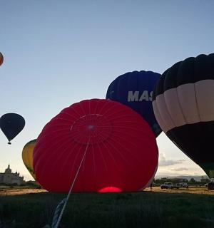 一群热气球在天空中飞翔