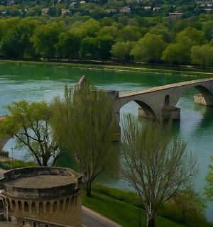 河上的一座桥，停车场里停着汽车