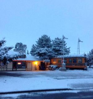 dům se sněhem na zemi před ním