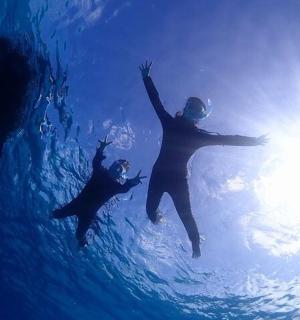 两个人在海里游泳