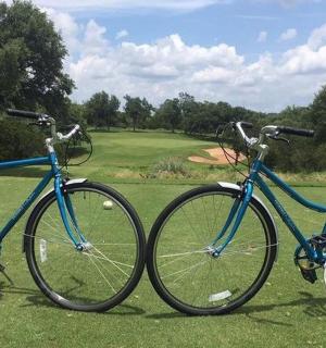 dvě kola zaparkovaná vedle sebe na golfovém hřišti