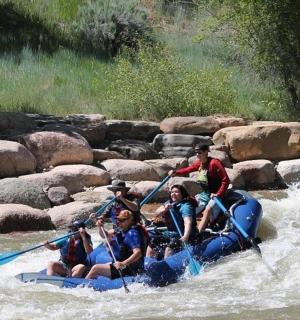 skupina lidí na voru v řece