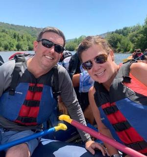 muž a žena v kajaku na řece