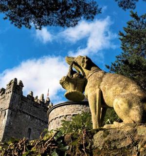 socha psa držícího hrnec v tlamě