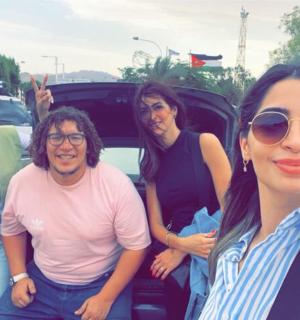 一群人站在一辆车前