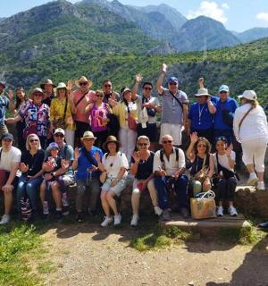 skupina lidí pózujících pro fotografii na hoře