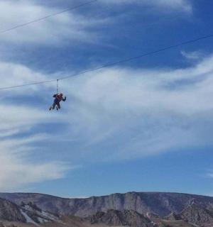 osoba na zip line v oblacích