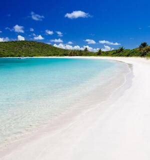 拥有白色沙滩和蓝色海水的海滩