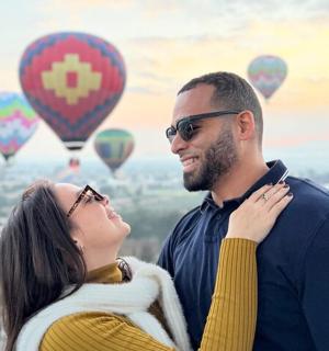 un home i una dona drets davant de globus aerostàtics