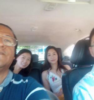 一群人坐在一辆货车的后面