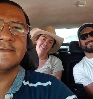 三个人坐在车里