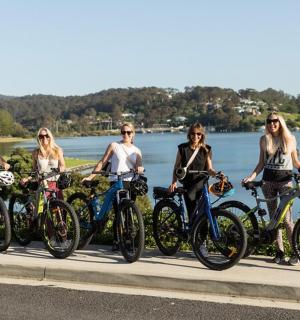 一群妇女站在路上,骑着自行车