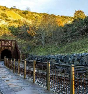 en tunnel i en bakke med et tog