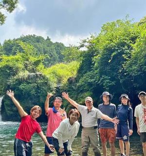 一群人站在瀑布前