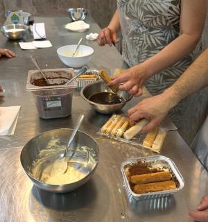 一群人在餐桌上准备食物