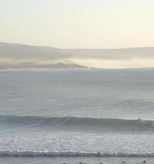 一群人在海上乘风破浪