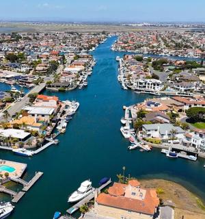 Letecký pohled na přístav s loděmi ve vodě