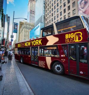 červený dvoupatrový autobus na městské ulici