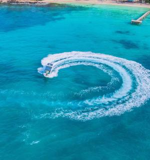 a boat is making a wave in the water