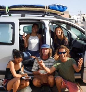 一群人坐在汽车后座