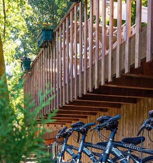 两辆自行车停在一座带楼梯的木制建筑旁边