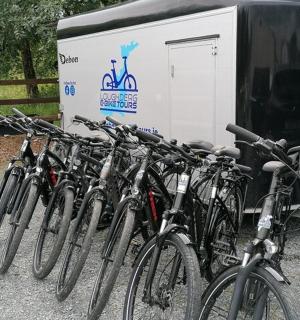 skupina kol zaparkovaných vedle přívěsu