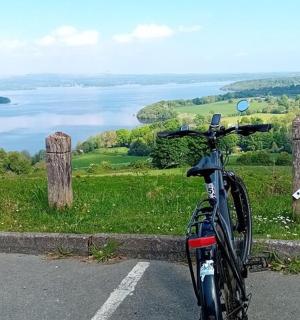 kolo zaparkované na kraji silnice