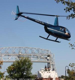 Vrtulník letí nad kovovou konstrukcí