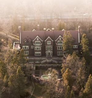 Letecký pohled na velký dům v lese