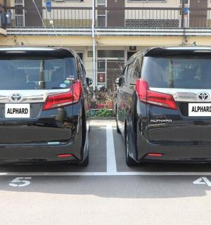 سيارتان متوقفتان بجوار بعضهما البعض في موقف السيارات