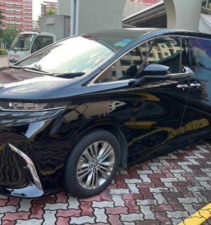 سيارة سوداء صغيرة متوقفة في الشارع