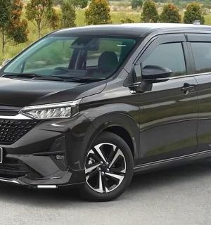 سيارة لكزس سوداء اللون متوقفة على الطريق