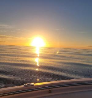 západ slunce nad oceánem na lodi