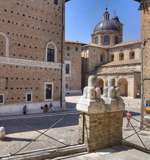 一座带有塔楼的大型砖砌建筑的景色