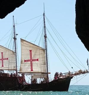 海上有一艘带两张帆的船