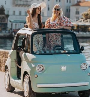 Dvě ženy sedí v malém autě