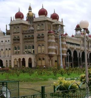 一座顶部有红色圆顶的大楼