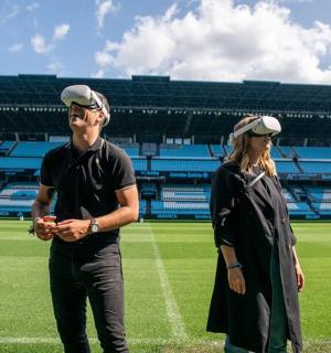 muž a žena stojící na baseballovém hřišti