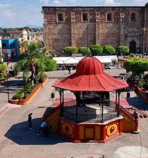 зграда са црвеним кровом у граду