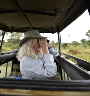一名女子在游猎车里拍照