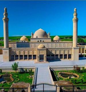 一座顶部有两个圆顶的大楼