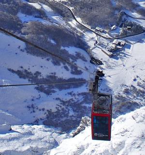 un remuntador que puja una muntanya nevada
